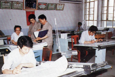從1984年第一季度到抓管理上登記全面提高企業(yè)素質(zhì)驗(yàn)收前，采取分線檢查、總結(jié)成績、找出差距、提出措施、限期整改的方法，使各項(xiàng)工作在整頓中鞏固提高，在鞏固提高中進(jìn)行再整頓，再提高。