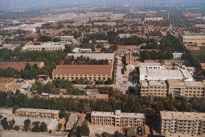 推土機(jī)總廠本部廠區(qū)。山東推土機(jī)總廠建立時(shí)，固定資產(chǎn)原值為2569萬元，占地面積為517538平方米，建筑面積為170861平方米。