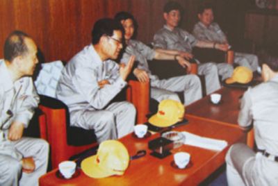 為了學(xué)習(xí)外國先進(jìn)技術(shù)和管理方法，前往引進(jìn)技術(shù)與設(shè)備的國家進(jìn)行實(shí)地考察。薛仲光廠長在日本。