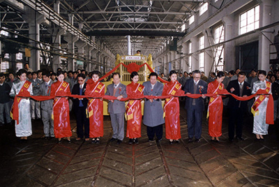 山推股份公司舉行山推牌TY220推土機(jī)5000臺(tái)下線慶典活動(dòng)。