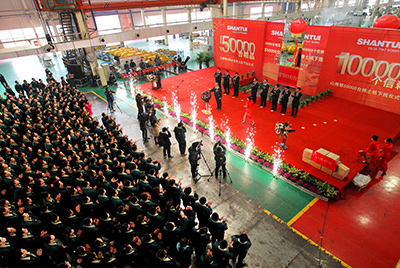 推土機(jī)事業(yè)部總裝工廠隆重舉行推土機(jī)第50000臺(tái)下線慶典儀式。這一激動(dòng)人心的歷史時(shí)刻標(biāo)志著50000臺(tái)不僅僅是一個(gè)數(shù)量的積累，更是山推管理水平、生產(chǎn)規(guī)模、制造技術(shù)、研發(fā)能力、銷售能力等綜合能力的體現(xiàn)，標(biāo)志著山推推土機(jī)產(chǎn)業(yè)整體實(shí)力進(jìn)一步增強(qiáng)，是從量變到質(zhì)變的飛躍。