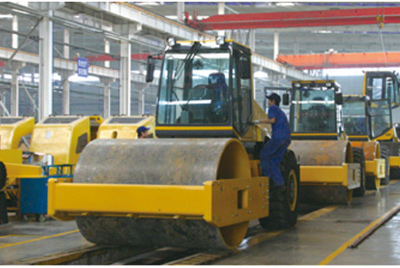 2002年2月，由履帶廠開發(fā)研制的YZ18液壓振動(dòng)壓路機(jī)，順利下線。