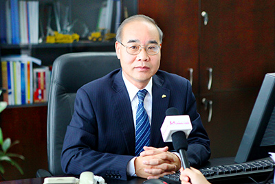 張秀文董事長在接受中國山東網(wǎng)專題采訪時(shí)，就公司踐行“厚道魯商”倡樹行動(dòng)進(jìn)行回答，介紹了山推把“仁義、誠信、厚道”的文化精髓融入到生產(chǎn)經(jīng)營的全過程的典型做法和“誠敬做產(chǎn)品，誠信做企業(yè)”的經(jīng)營理念，在工程機(jī)械行業(yè)樹立起了“厚德堅(jiān)韌”的山東國企形象