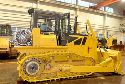 世界上第一臺(tái)燃?xì)庑吐膸酵仆翙C(jī)——SD20-5（LNG）在研究總院新產(chǎn)品試制中心下線。SD20-5（LNG）履帶式推土機(jī)是公司順應(yīng)行業(yè)發(fā)展趨勢(shì)開發(fā)的一款節(jié)能、環(huán)保產(chǎn)品，整機(jī)采用天然氣專用發(fā)動(dòng)機(jī)，燃燒后無積炭，滿足stageIIIA排放，壽命更長，維修頻率更低。