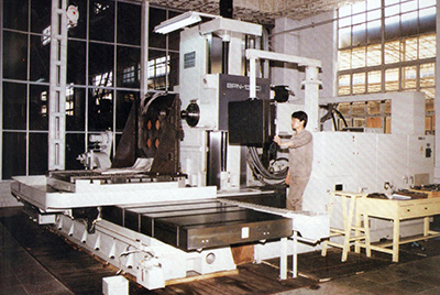 BPN-13B(R4)數(shù)控臥式加工中心。廠房擴(kuò)建加大，設(shè)備填平補(bǔ)齊，增加精、大、稀設(shè)備，新上生產(chǎn)線，提高企業(yè)裝備素質(zhì)，使山推廠成為名副其實(shí)的大馬力推土機(jī)生產(chǎn)廠。