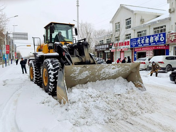 除雪保暢，山推鐵肩道義勇?lián)厝危? /> 
            <div   id=